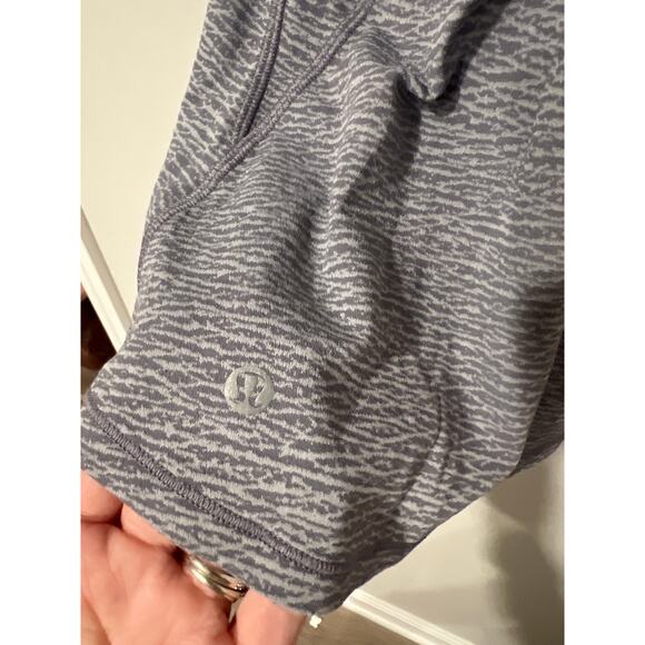 Lululemon Glide and Stride Gray Built in Sports Bra/ Running Shirt Size 6, KB451 - Picture 6 of 6